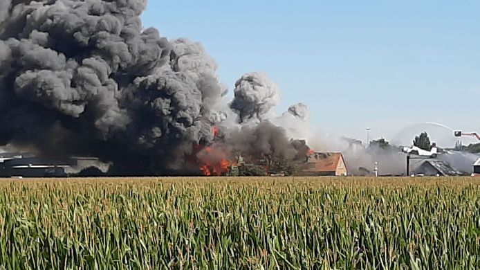 Een overzichtsfoto van de enorme brand in Duiven.