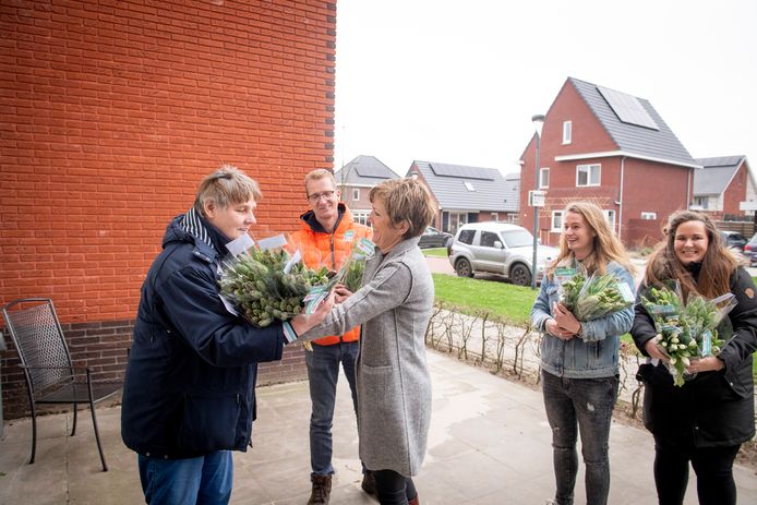 Zorgorganisatie Noalies haalt bloemen van de veiling en brengt ze langs bij tehuizen in Holten en Rijssen.