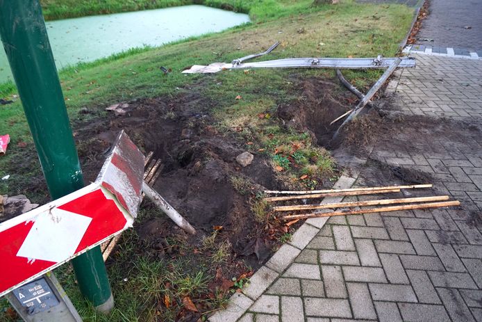 Een waarschuwingsbord is flink beschadigd.