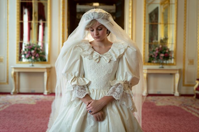 Actrice Emma Corrin als Diana in het vierde seizoen van ‘The Crown’, met de iconische trouwjurk.