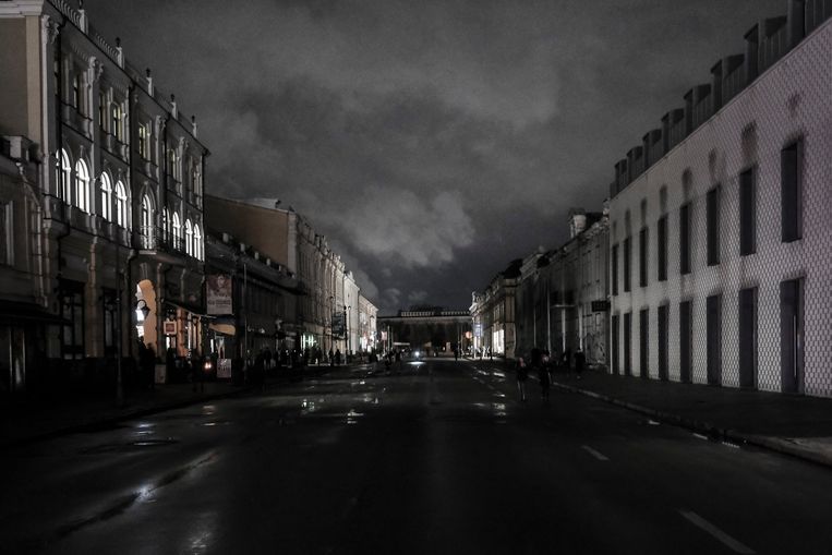 A dark street scene due to the lack of energy in Kiev.  Daniel Rosenthal / de Volkskrant statue