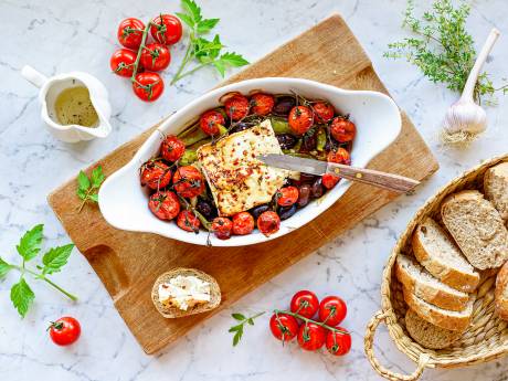 Wat Eten We Vandaag: Gebakken feta met cherrytomaten, olijven en pepers