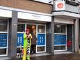 Clown Trammelant op dag 50, protesterend voor het appartementencomplex.