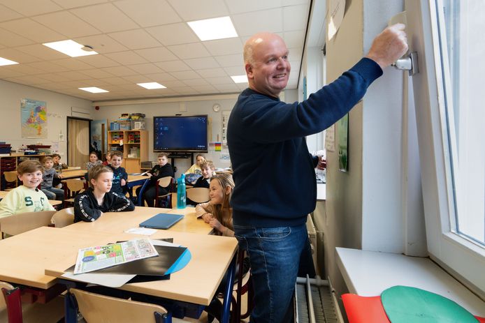 Docent Arjan Senden van basisschool Het IJzeren Kind in Hintham ventileert door het raam wat verder open te zitten in zijn klas.