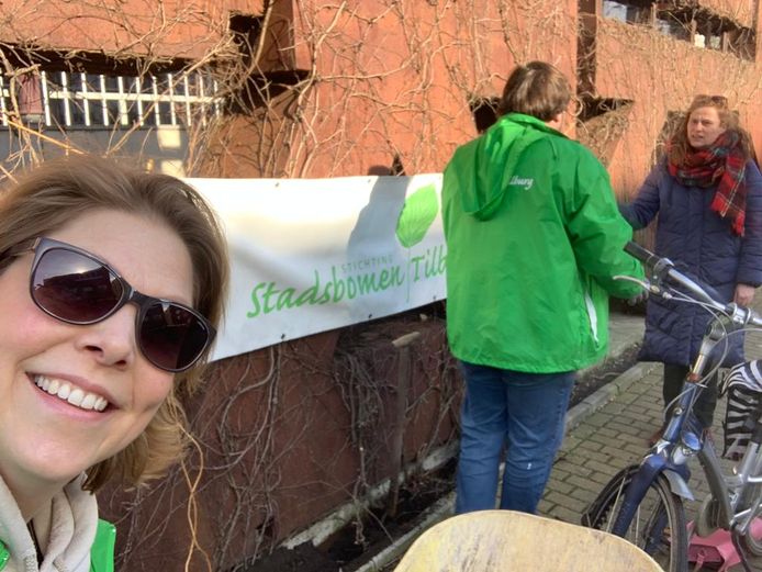 Nathalie Bergen en Bram van Beurden van Stadsbomen Tilburg stellen de wilde wingerd van de Maawmuur op het Willemsplein in Tilburg veilig