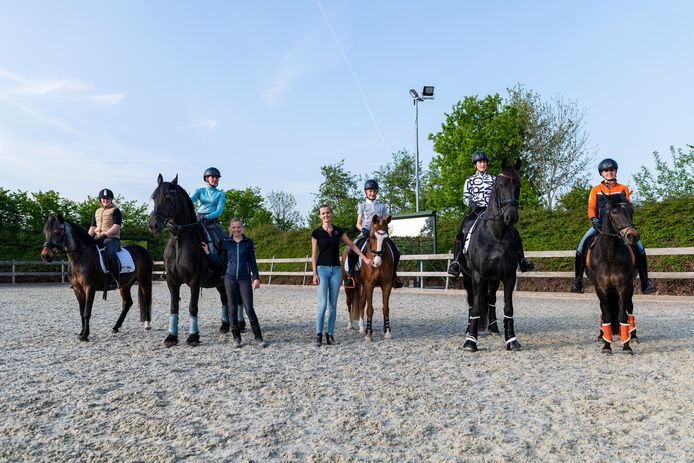 Leden van de jubilerende paardenvereniging Land van Heusden en Altena. In het midden, staand Antoinette van Rijswijk-Bouman.