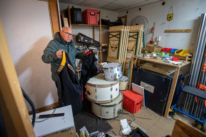 Voorzitter Bart Hamer in de chaos die de inbrekers veroorzaakten bij inbraak in het clubgebouw.