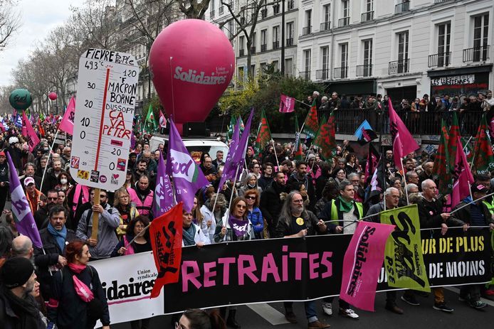 Vakbond meldt 800.000 manifestanten in Parijs
