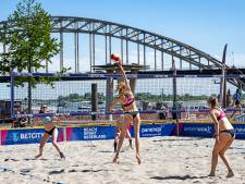 Beachvolleybal in Nijmegen, bij de mannen gaat het er een stuk gekleder aan toe