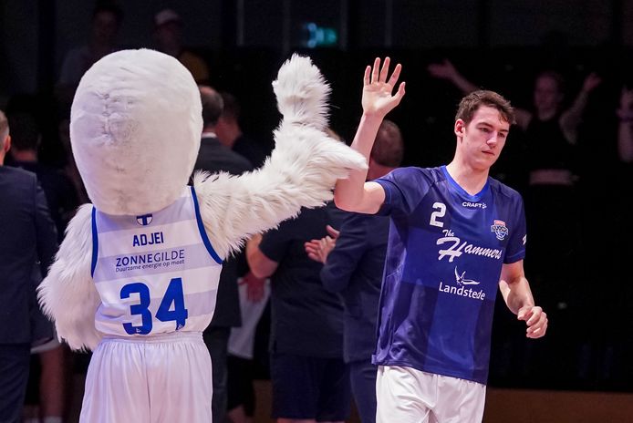 Mascotte Victory wenst Niek van der Plas succes voor de wedstrijd tegen Heroes. Het talent tekent in Zwolle een contract voor twee jaar.