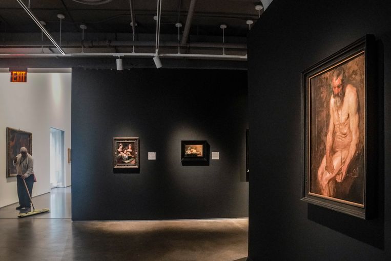 Het werk 'Een studie voor St Jerome', hier rechts in beeld in de galerij van Sotheby's in New York. Beeld AP