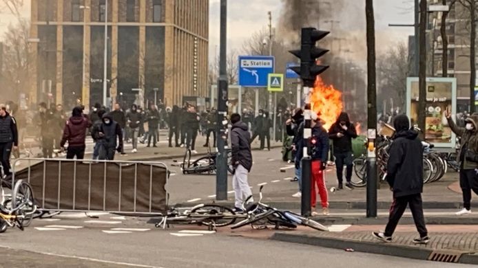 De rellende meute op het Stationsplein.