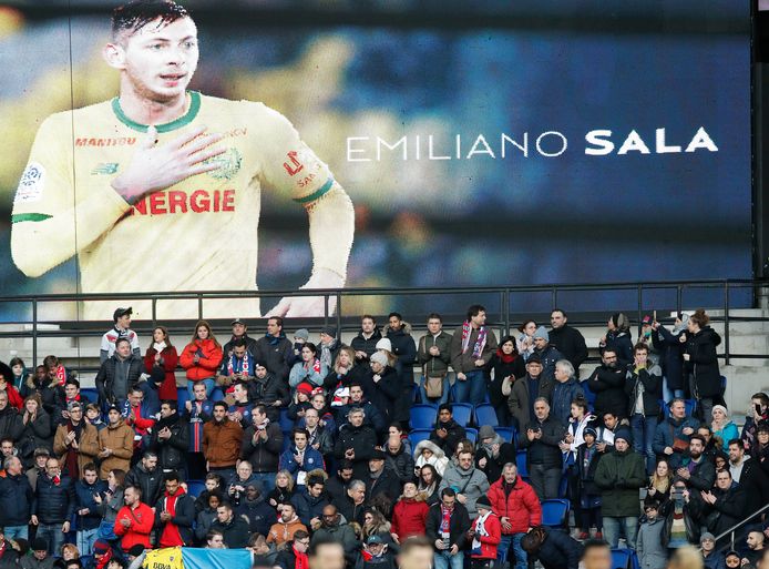 Een grote foto van Emiliano Sala als eerbetoon achter een groep voetbalfans in het Princes-stadion in Parijs.