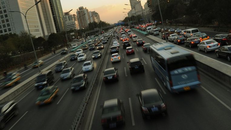 Auto's op de tweede ring rond Beijing. Beeld afp