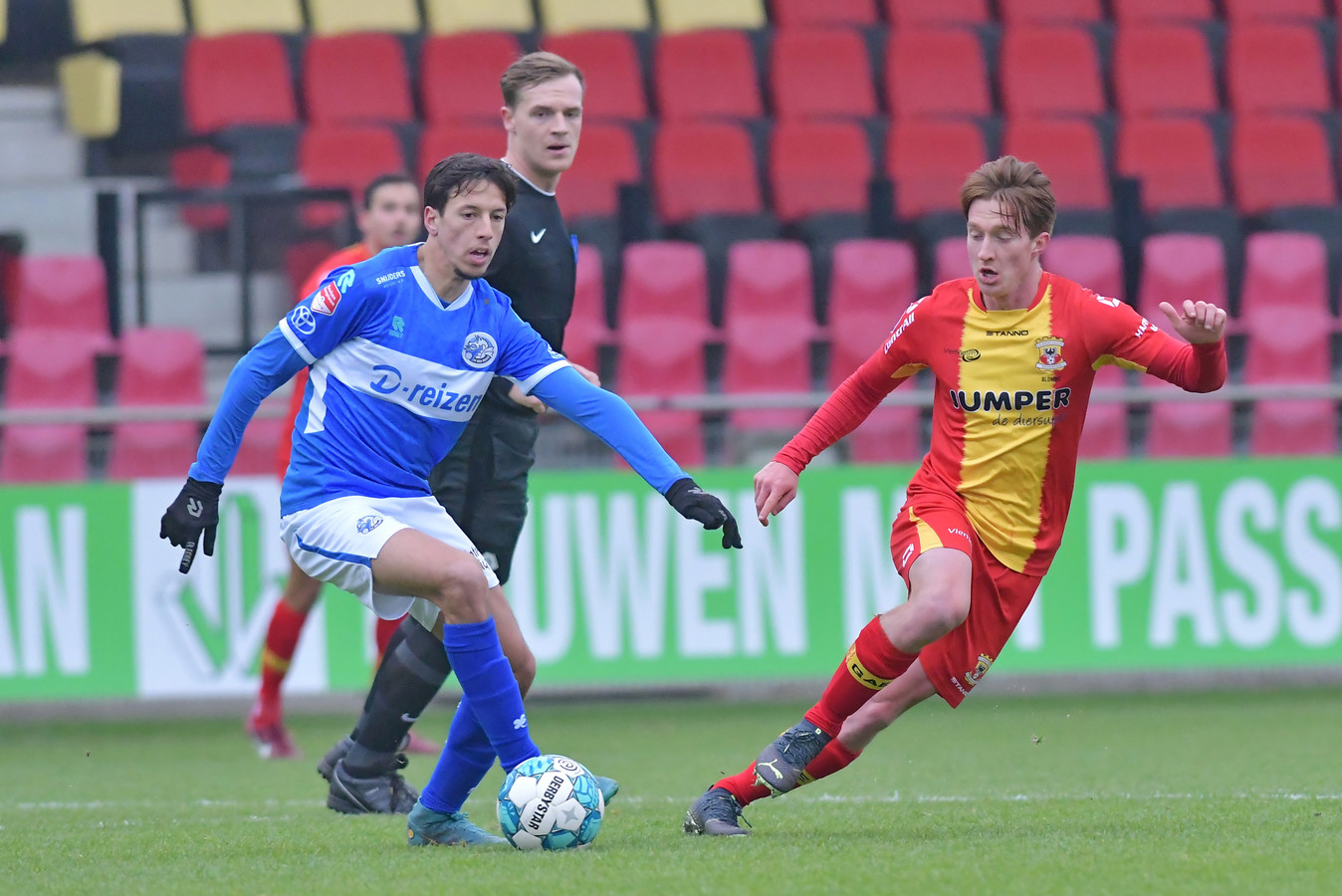 Xander Blomme (rechts) duelleert namens Go Ahead Eagles met Anass Ahannach van FC Den Bosch.