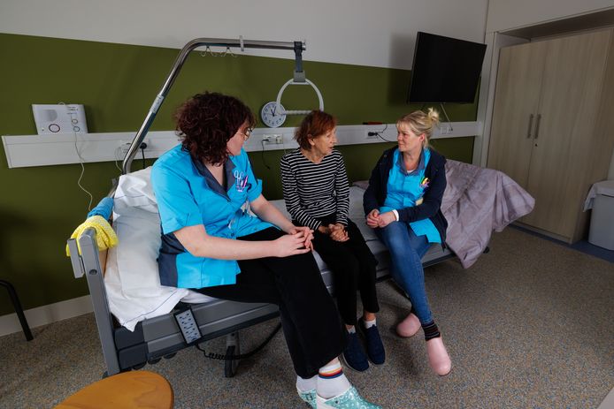 Tineke Hak in gesprek met Getijde-medewerksters Annemarie Steenbergen (r) en Carola Drost.