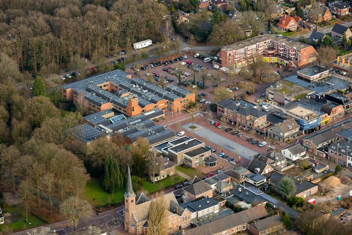 Op het nu nog groene gedeelte, op deze foto (van enige tijd geleden) links in de hoek van het gemeentehuis komt ruimte voor 49 parkeerplaatsen, die mogelijk weer worden opgeheven als op termijn blijkt dat ze toch niet nodig zijn.