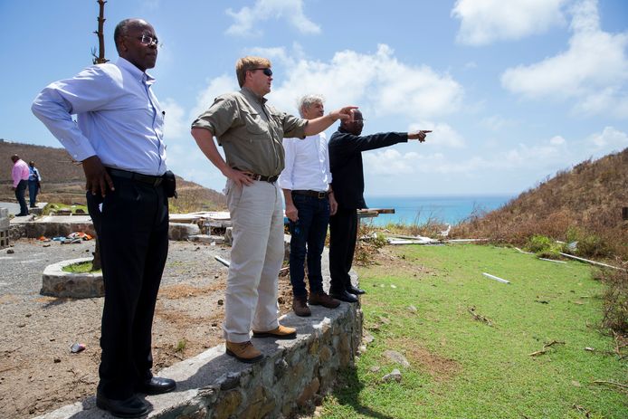 Premier William Marlin van Sint Maarten neemt samen met koning Willem-Alexander, minister Ronald Plasterk en gouverneur Eugene Holiday de schade op na orkaan Irma.