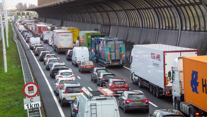 Rijkswaterstaat neemt actie vanwege talloze te hoge vrachtwagens; meer boetes en campagne