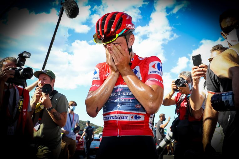 Remco Evenepoel barst boven op de Puerto de Navacerrada in tranen uit. Beeld BELGA