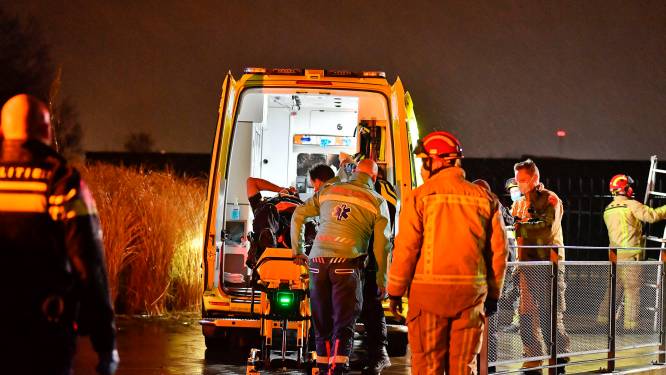 Agent blijft hangen aan spijl van hek en raakt gewond tijdens inbraakcontrole in Veldhoven