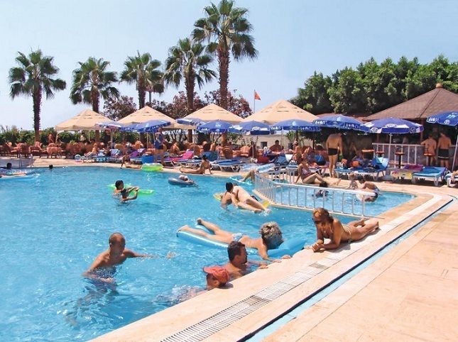 meisje 11 onder water gezogen in turks zwembad en verdronken default hln be