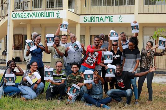 Jongeren op het conservatorium in Paramaribo die trots op Jeangu zijn.