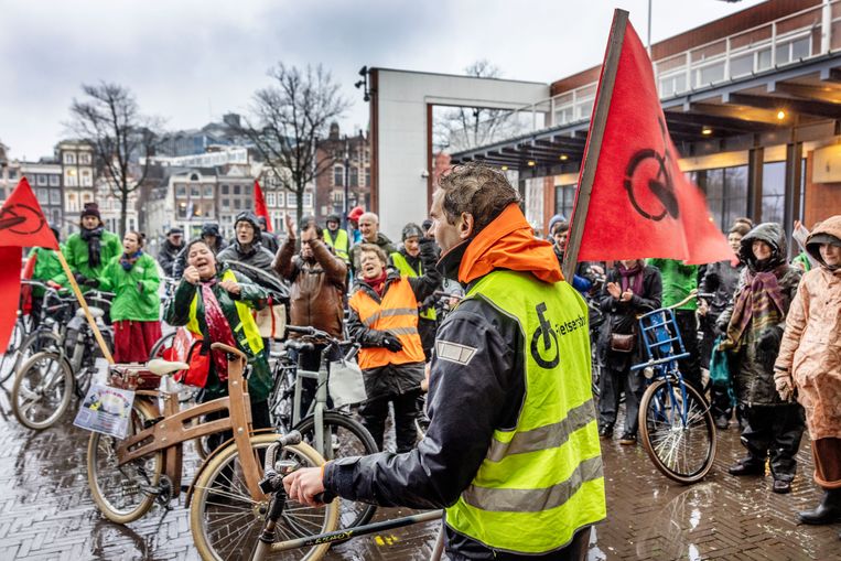 Zo’n vijftig mensen demonstreerden zaterdag voor een brug over het IJ. ‘De Noord/Zuidlijn ­verlengen kan wel, maar een fatsoenlijke brug niet? Mijn bloed kookt.’ Beeld Jean-Pierre Jans