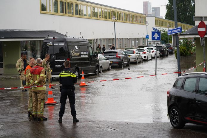 Zeker anderhalf uur lang stroomde het water door de straten in de omgeving van het Hendrik Idoplein.