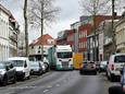 Ondanks verbodsboden rijden er nog steeds vrachtwagens op de centrumring, zoals hier op de Auvergnestraat. Buurtbewoners zijn de overlast beu.