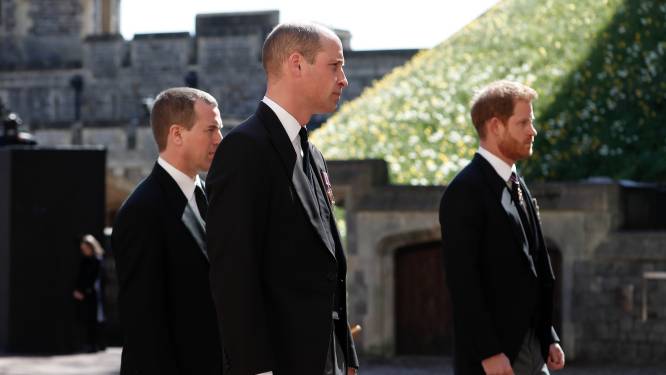 Harry en William niet zij aan zij tijdens begrafenis prins Philip, maar ze praten wél na de dienst 