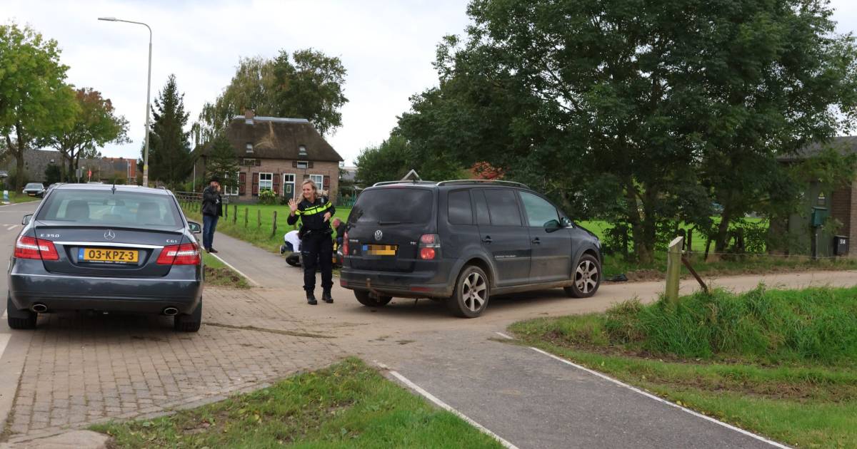 Vrouw op scooter wordt aangereden in Terwolde en valt in het prikkeldraad