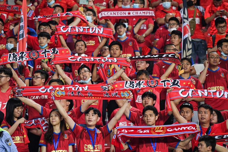 Fans van Guangzhou FC moedigen hun team aan in de Chinese Super League. Beeld AFP