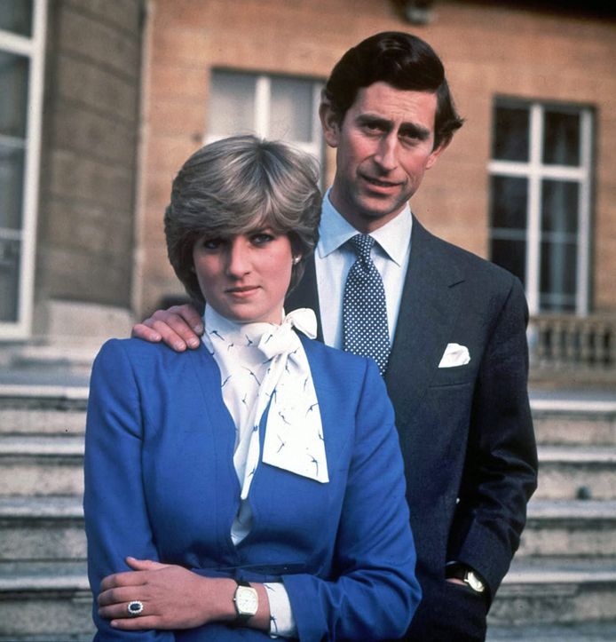 Prins Charles en Diana bij de aankondiging van hun verloving in 1981. Twee maanden voor hun huwelijk schonk de prins de Ford Escort aan zijn verloofde.
