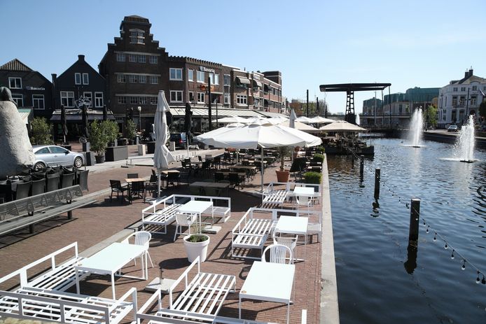 De terrassen aan het kanaal in het centrum van Helmond staan klaar om woensdagmiddag weer bezoekers te ontvangen.