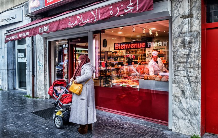 Een islamitische slager in Molenbeek. Beeld Tim Dirven