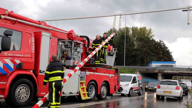 Tractorbestuurder ramt berucht viaduct in Waalwijk en rijdt door
