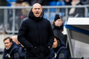 Kevin Hofland probeert de Willem II'ers bij te sturen.