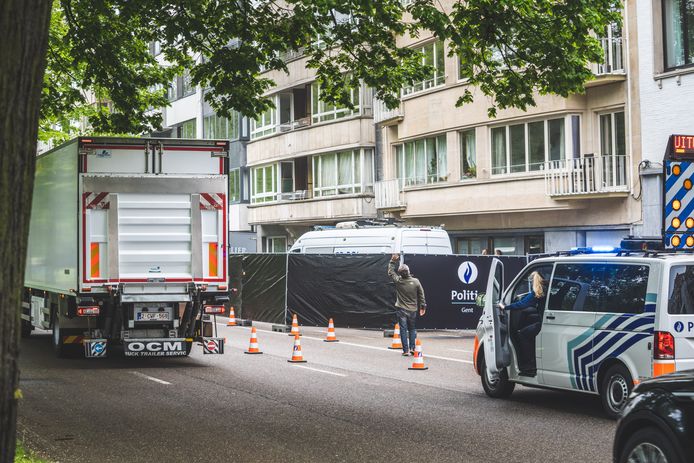 Politie en parket ter plaatse in de Rooseveltlaan in Gent n.a.v. een moordonderzoek.