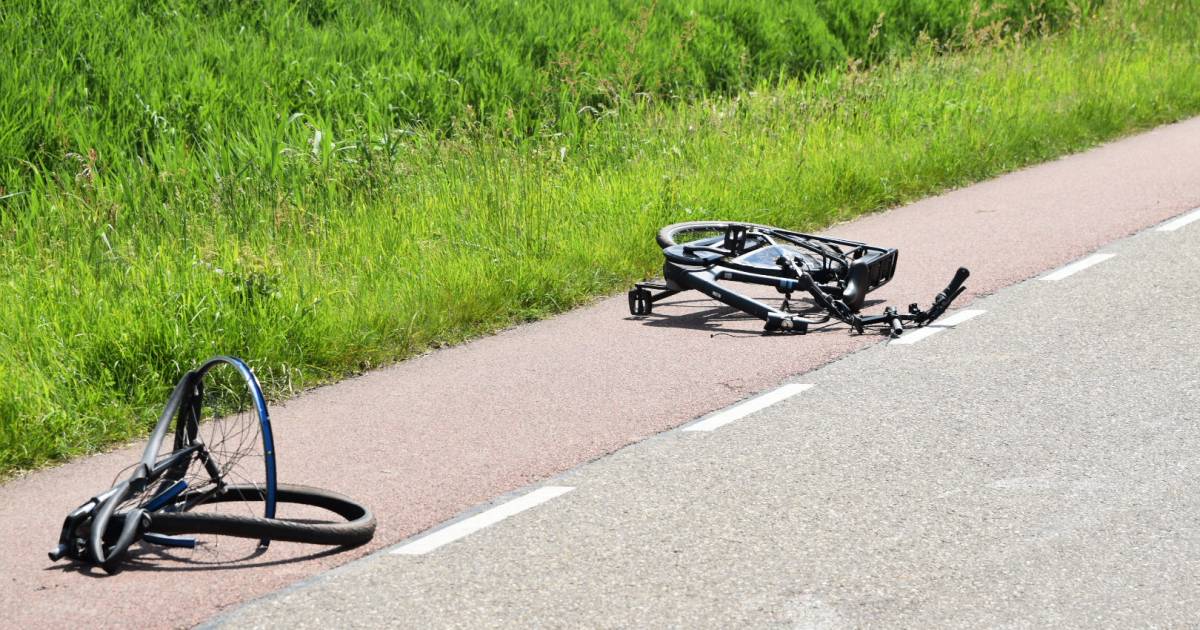 Fietsster zwaargewond door aanrijding met auto: fiets in tweeën gebroken.