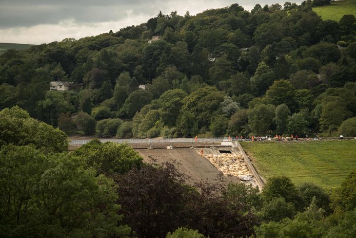 Ingenieurs inspecteren de beschadigde dam van 180 jaar oud: het gevaar is intussen geweken.