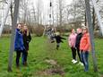 Bewoners van Kamerik proberen al twee jaar een natuurspeelplaats van de grond te krijgen in park Mijzijde. Marieke van Kouwen met blauwe jas en Susanne van Den Bosch met oranje jas zijn twee leden van de  werkgroep Natuurspeeltuin Kamerik.