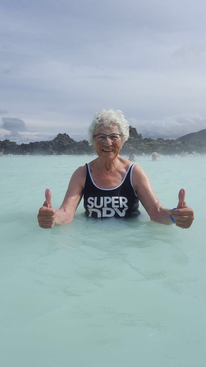 Rika op IJsland in een warmwaterbron