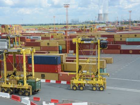 Twaalf drugsuithalers laten zich haven binnensmokkelen in lege containers