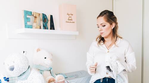 Ze liet hem vallen, schudde hem dooreen, en verzweeg dat wekenlang: medewerkster crèche riskeert twee jaar cel voor onopzettelijke doding baby Ezra