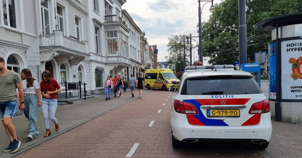 Motorrijder raakt gewond op het Hoendiep in Groningen na een botsing met een auto. Man is overgebracht naar het ziekenhuis.