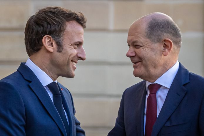 De Franse president Emmanuel Macron verwelkomt de Duitse bondskanselier Olaf Scholz.