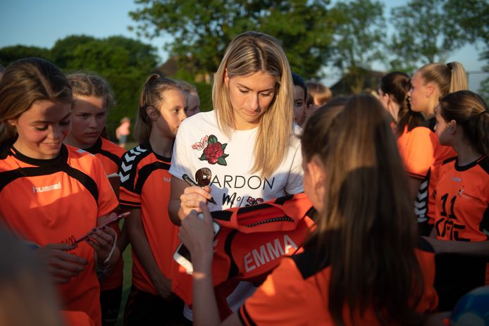 Estavana Polman deelt tientallen handtekeningen uit aan de meiden van de handbalvereniging in Angeren.