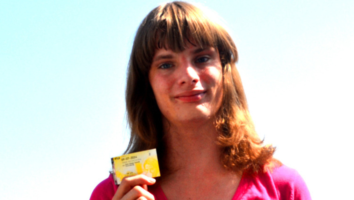 Melissa van der Elst uit Den Haag met het allerlaatste papieren treinkaartje. Beeld Privéfoto