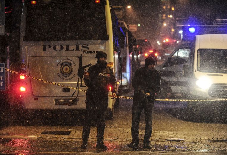 Politieagenten houden de wacht na een zelfmoordaanslag in het centrum van Istanbul. Beeld afp